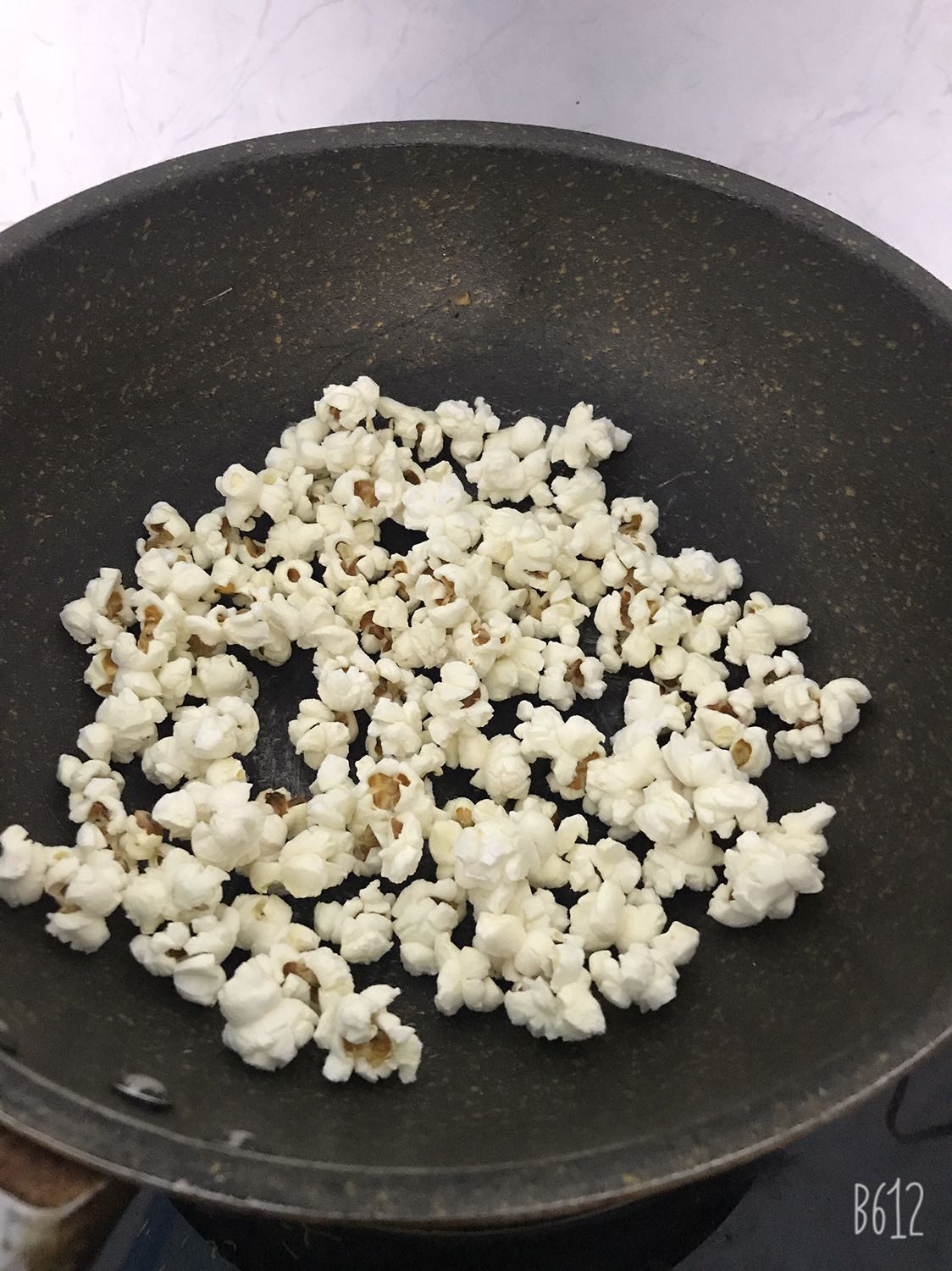 Ngô nổ bỏng rất ngon mọi người nhé, mình nổ với đường thôi cũng ok rồi, thêm bơ thì chắc là ngon nữa