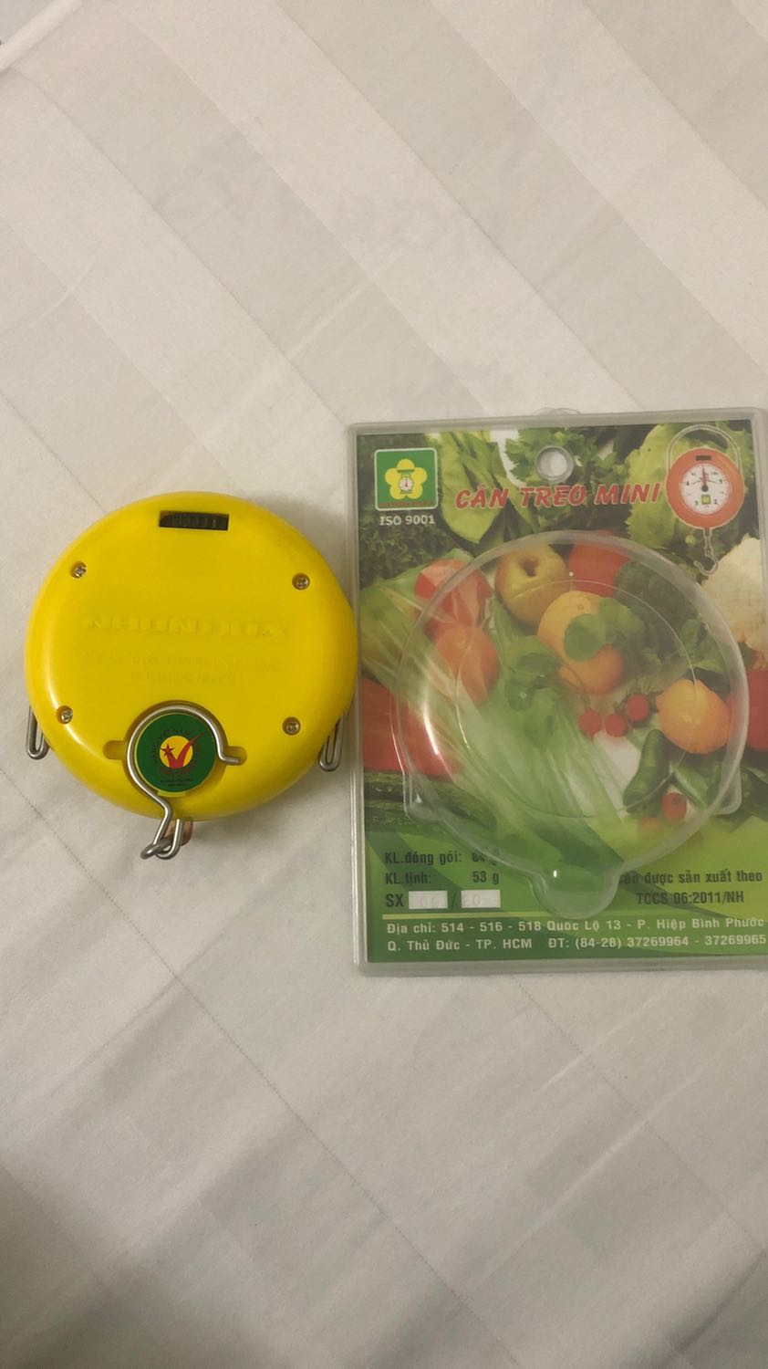 Mình rất hài lòng với chiếc cân nhận được! Cân được thiết kế khéo có thể giấu được móc treo và tay cầm nên cất trong túi rất tiện mà không làm rách và xước các vật dụng khác trong túi! Mình ủng hộ Tiki và sản phẩm của Việt Nam! Người Việt Nam ưu tiên dùng hàng Việt Nam chứ! :)