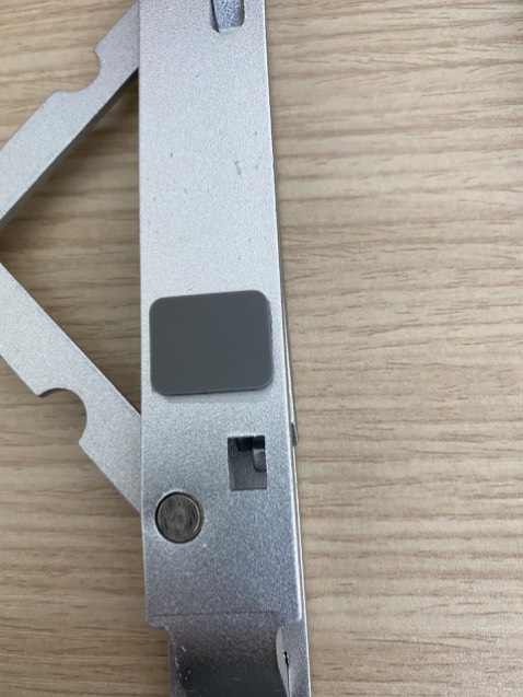 Hàng giao nhanh, sản phẩm đúng như trong hình. Nhưng độ hoàn thiện chưa đạt. Bề mặt sơn không đẹp. Các nút cao su dán không đều, về phải gỡ ra dán lại. Nhà cung cấp cần kiểm tra lại chất lượng hoàn thiện để bàn giao đến tay người dùng