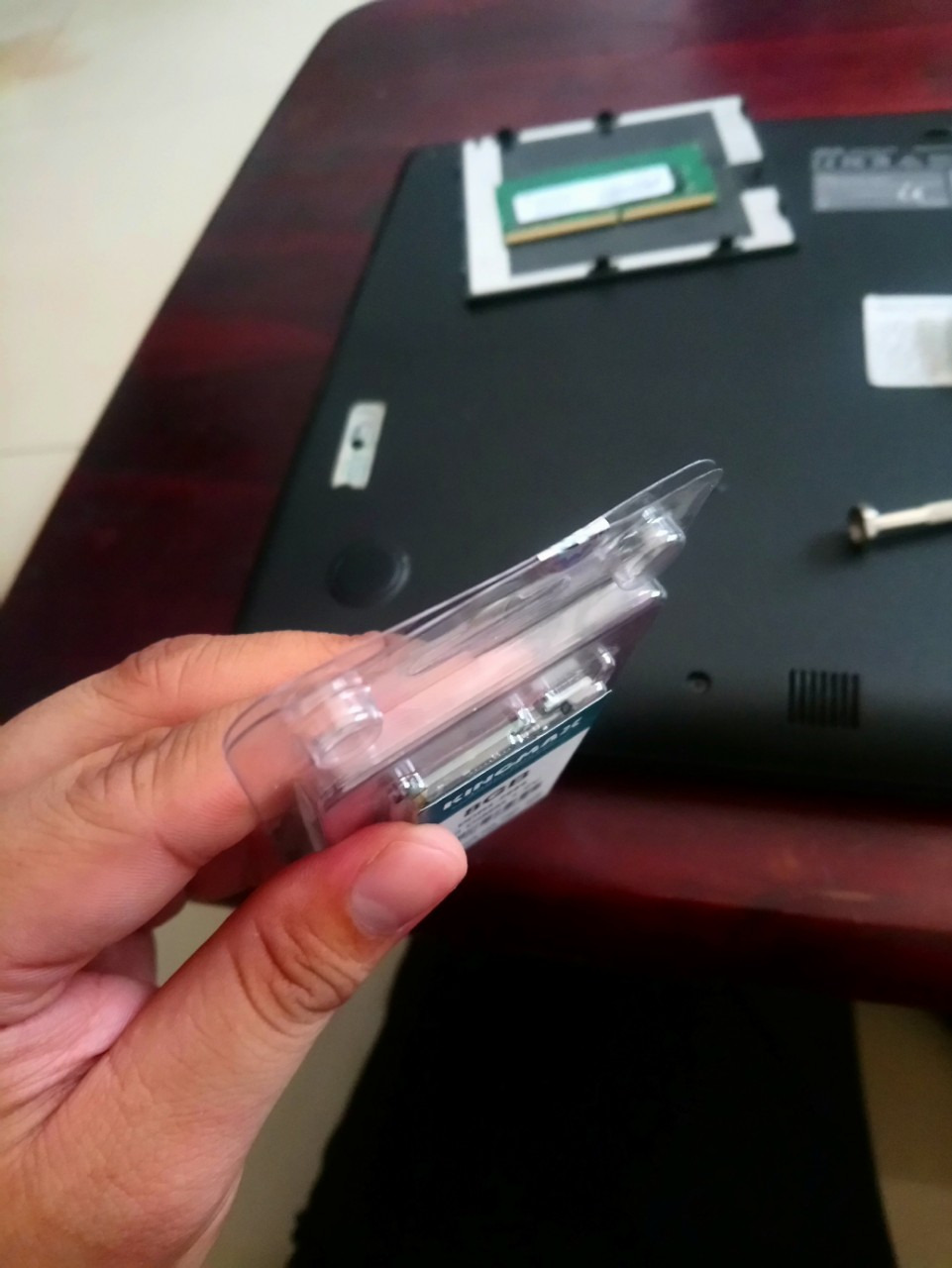 Giao hàng kiểm tra thấy tem Viễn Sơn vẫn còn, chưa qua sử dụng. Kiểm tra thông số Ram tốt, thông tin Ram rõ ràng.