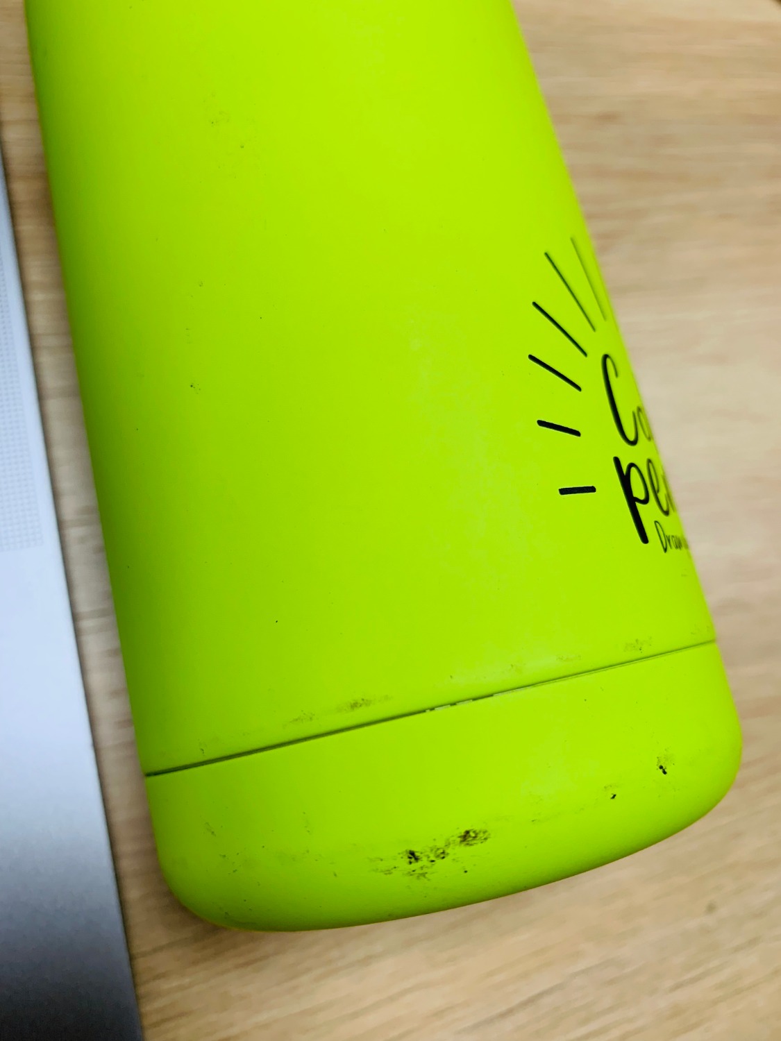 Mình mua 9 món, 8 món có hộp đầy đủ, 1 cái nằm bên ngoài bị lỗi trầy ko thể là hàng mới đem bán cho khách được, ko hộp.  Nhìn vào KHÔNG thể cho là sơ suất khâu soạn hàng mà là CỐ TÌNH gây ra sai phạm này.  Lỗi ko do khách hàng nhưng khách cũng phải chờ 2-3 ngày để được hoàn trả mặc dù khách trả phí sử dụng TIKINOW.  Khi nhận hàng shipper từ chối chờ khách kiểm hàng với lý do đã trễ giờ cần đi gấp, có gì thì liên lạc sau.

TIKI cần coi lại các khâu soạn và giao hàng của mình và có cách giải quyết hợp lý hơn là đã lấy phí TIKINOW nhưng có lỗi thì chậm chạp xử lý.

Cảm ơn.