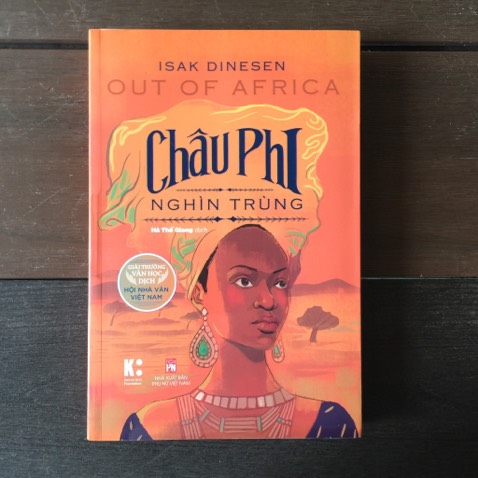 Isak Dinesen là bút danh của bà Karen Blixen, tác giả cuốn sách Out Of Africa, tựa tiếng Việt: Châu Phi nghìn trùng. Cuốn hồi ký ra đời từ những năm tháng bà sinh sống tại châu Phi (***) trên một đồn điền cà phê gần Nairobi.
Sách bìa mềm tay gấp, in giấy khá đẹp.
Nhận sách trong tình trạng nguyên seal. Isak Dinesen là bút danh của bà Karen Blixen, tác giả cuốn sách Out Of Africa, tựa tiếng Việt: Châu Phi nghìn trùng. Cuốn hồi ký ra đời từ những năm tháng bà sinh sống tại châu Phi (***) trên một đồn điền cà phê gần Nairobi.
Sách bìa mềm tay gấp, in giấy khá đẹp.
Nhận sách trong tình trạng nguyên seal.