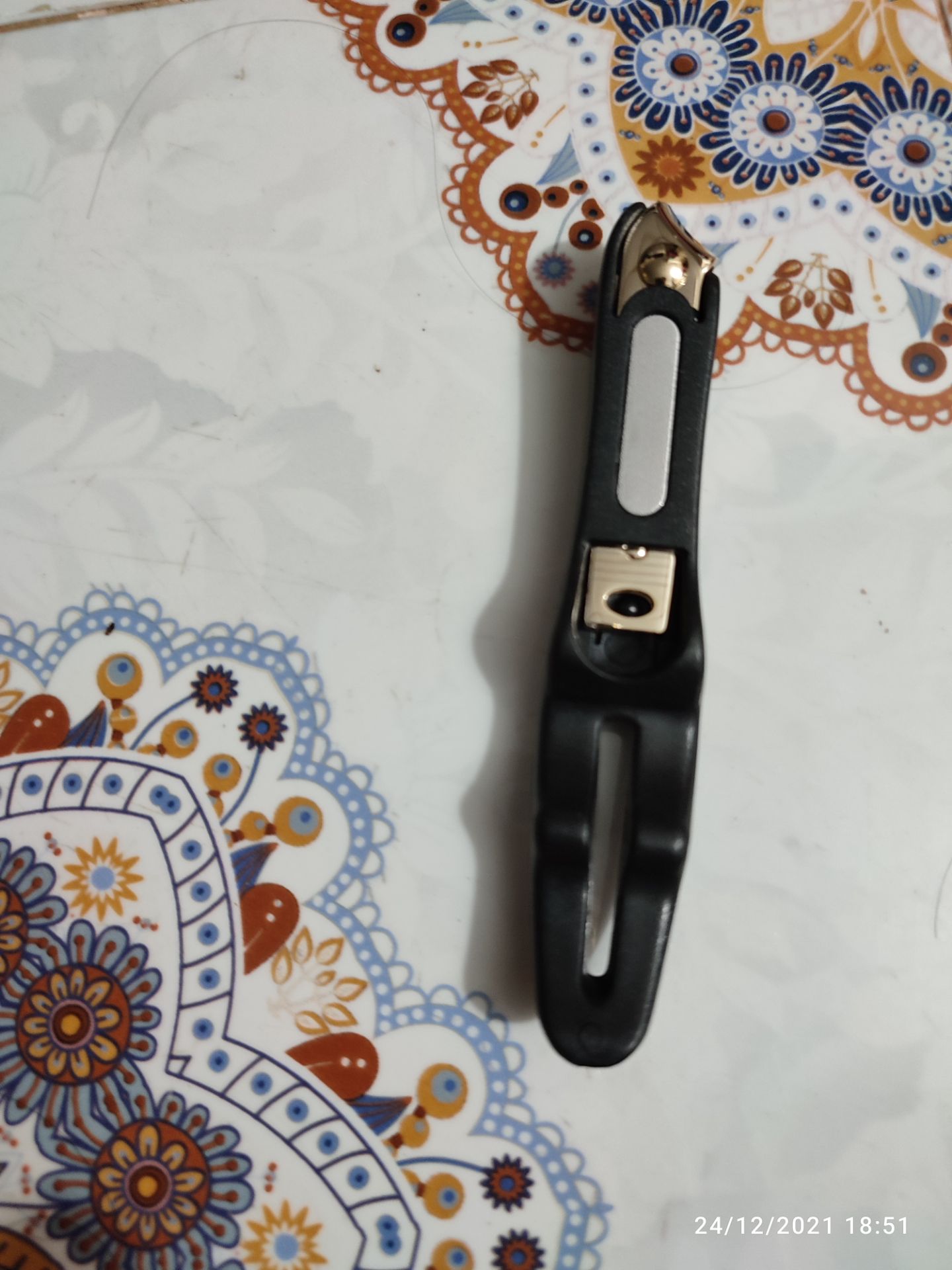 dễ thao tác do có bộc thêm lốp nhựa,  bấm móng tay,  chân đều bén ngót nhé, lớp mạ vàng tuy không nổi bật lắm nhưng mình nghĩ chắc không phai màu theo thời gian,  1 sp đáng mua đấy!