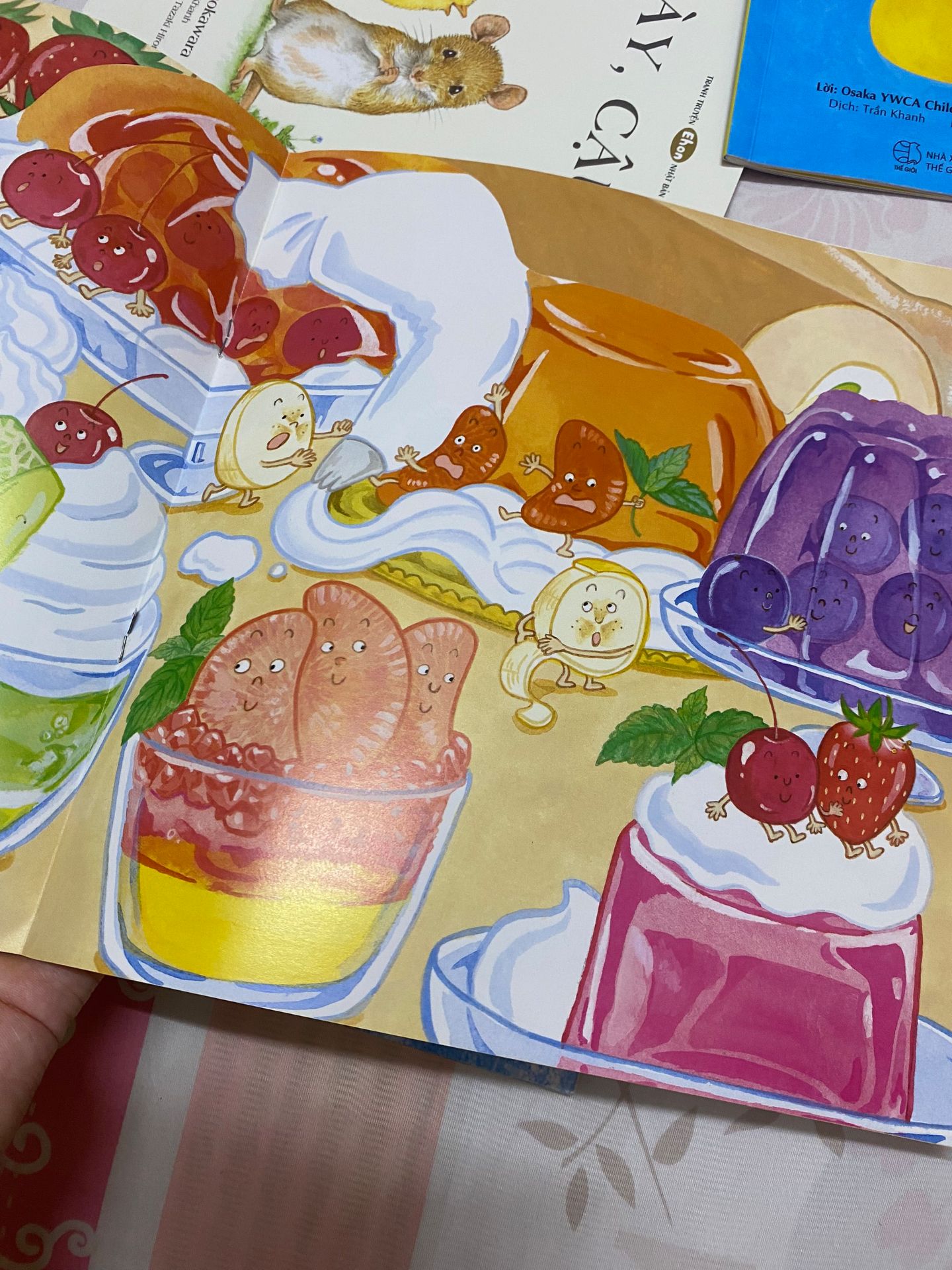 màu sắc đẹp, hình vẽ nét chì thân thiện với mắt của con. mình thích sách kiểu đơn giản thế này, trvia bé con cũng thích quả dâu với sách màu hồng