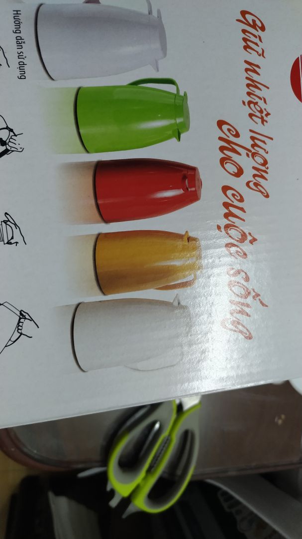 Nhìn ảnh trên sản phẩm quảng cáo và ảnh 1 số feedback của ng đã mua khác sao bình trắng tinh. Mà bình mình nhận không những không phải trắng tinh, mà trắng ngà cũng ko phải. Nó như màu ghi nhạt nâu nhạt vậy, up ảnh chính cái nắp bên trong màu trắng của bình để thấy độ tương phản. Vì m chỉ muốn lấy màu trắng thôi nên rất thắc mắc. Ngoài ra mẫu trên vỏ hộp hãng sx có 5 màu, trắng ngoài cùng bên trái và màu ghi nhạt ngoài cùng bên phải (ảnh thứ 3), liệu có phải ship m cái màu bên phải thay vì trắng ko? chứ bình màu này gọi là trắng thì kì ghê ta????