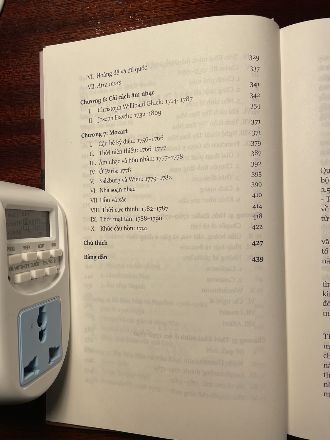 Bộ này thì không có gì phải chê cả.
Nội dung cuốn này thì như tên đã nói rõ. Tuy nhiên đúng là khu vực Nam Âu này có vẻ đỡ căng thẳng hơn phần còn lại của châu Âu trong thế kỷ 18 với sự phát triển rực rỡ của nghệ thuật.