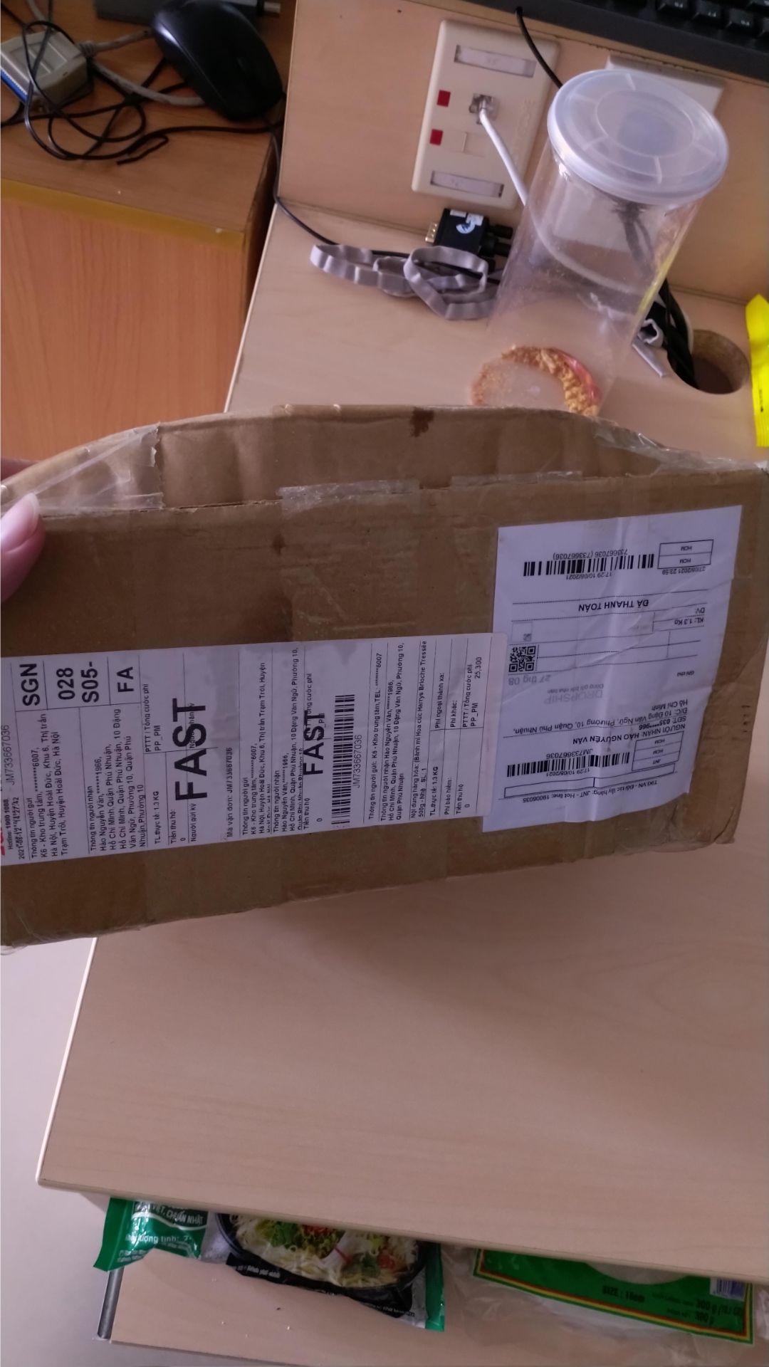 Bánh giao đến bị đè nát, lại còn hết hạn, nhắn tin shop chỉ biết xin lỗi, gửi yêu cầu đổi hàng đã chấp nhận nhưng mãi k thấy đến nhận hàng, giao hàng hơn 1 tháng nên đổi hàng cũng phải đợi hơn 1 tháng?