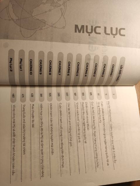 - Cuốn sách kinh tế chính trị đầu tiên mình đọc ngoài chương trình đại học. Cảm nhận đầu tiên đó là các chương sắp xếp theo logic khá mơ hồ, các sự kiện lịch sử trong đây không hẳn được kể theo trình tự thời gian. Mn có thể ghi chép lại các mốc thời gian bên cạnh để nhìn ra được sự liên kết giữa các sự kiện lịch sử với nhau tốt hơn.
- Cuốn sách này bàn chủ yếu về những chiến lược thao túng tiền tệ quốc tế của giới tài phiệt trục London-phố Wall, và giải thích lịch sử dưới góc độ tài chính. Có 3 điều được nhắc lại nhiều lần trong cuốn sách:
+ Các sự kiện lịch sử lớn (chiến tranh thế giới, ám sát nguyên thủ quốc gia,...) đều liên quan đến các âm mưu tài chính.
+ Mối quan hệ giữa tiền tệ và vàng là cực kỳ quan trọng. Trong suốt chiều dài lịch sử, tiền có thể mất giá rất nhiều, nhưng vàng thì không.
+ Nếu quyền phát hành tiền tệ không nằm trong tay chính phủ mà rơi vào tay ngân hàng tư hữu, thì việc quốc gia đó bị thao túng kinh tế và vỡ nợ là điều sớm muộn.
- 3 điều áp dụng cho bản thân:
+ Cảnh giác với tín dụng, vay thế chấp và tài chính phái sinh
+ Mua vàng cho mục đích lâu dài
+ Gửi tiền ở các ngân hàng nhà nước :D - Cuốn sách kinh tế chính trị đầu tiên mình đọc ngoài chương trình đại học. Cảm nhận đầu tiên đó là các chương sắp xếp theo logic khá mơ hồ, các sự kiện lịch sử trong đây không hẳn được kể theo trình tự thời gian. Mn có thể ghi chép lại các mốc thời gian bên cạnh để nhìn ra được sự liên kết giữa các sự kiện lịch sử với nhau tốt hơn.
- Cuốn sách này bàn chủ yếu về những chiến lược thao túng tiền tệ quốc tế của giới tài phiệt trục London-phố Wall, và giải thích lịch sử dưới góc độ tài chính. Có 3 điều được nhắc lại nhiều lần trong cuốn sách:
+ Các sự kiện lịch sử lớn (chiến tranh thế giới, ám sát nguyên thủ quốc gia,...) đều liên quan đến các âm mưu tài chính.
+ Mối quan hệ giữa tiền tệ và vàng là cực kỳ quan trọng. Trong suốt chiều dài lịch sử, tiền có thể mất giá rất nhiều, nhưng vàng thì không.
+ Nếu quyền phát hành tiền tệ không nằm trong tay chính phủ mà rơi vào tay ngân hàng tư hữu, thì việc quốc gia đó bị thao túng kinh tế và vỡ nợ là điều sớm muộn.
- 3 điều áp dụng cho bản thân:
+ Cảnh giác với tín dụng, vay thế chấp và tài chính phái sinh
+ Mua vàng cho mục đích lâu dài
+ Gửi tiền ở các ngân hàng nhà nước :D