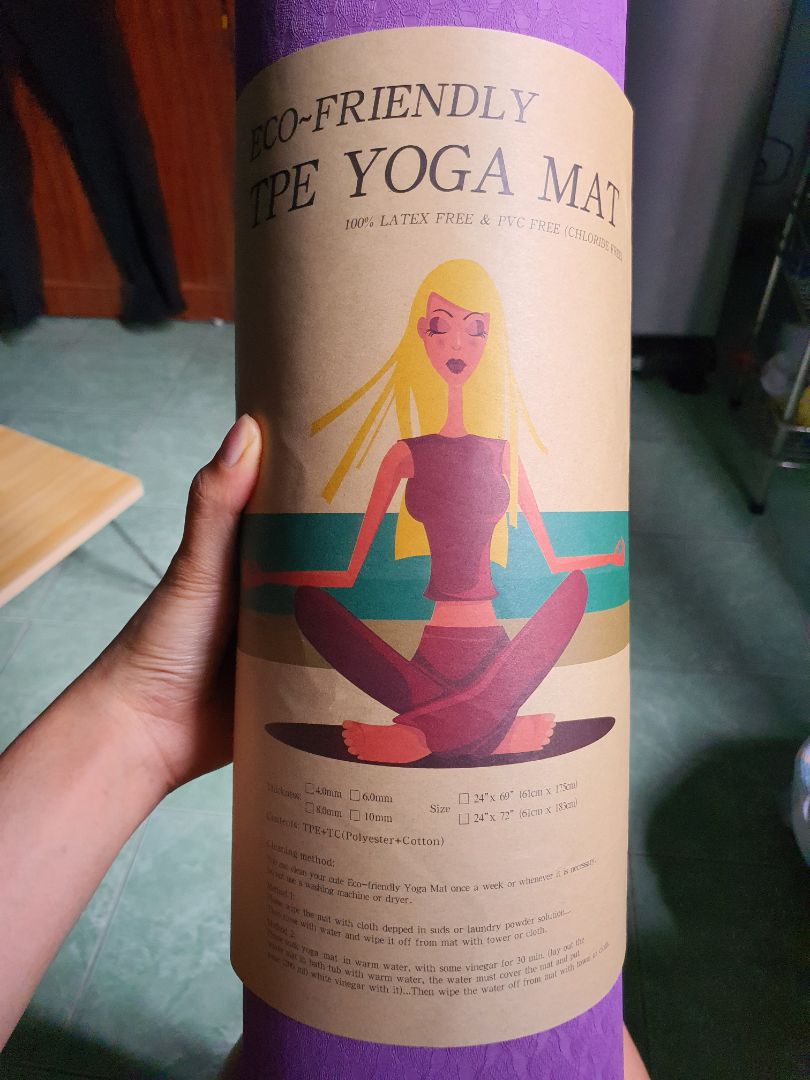 Thảm nhẹ, êm và không hề có mùi. Tiki giao hàng khá nhanh, trước dự kiến 1 ngày, đặc biệt là trước khi tới 30p còn có *** thông báo số đt shipper để mình tiện liên lạc. Mình rất hài lòng về chất lượng sản phẩm cũng như dịch vụ của Tiki.
Mình ước gì được chọn màu vì mình ghét nhất hồng tím thì cái thảm này combo vừa hồng vừa tím!
Lúc đầu khá phân vân giữa việc chọn mua thảm dày 6mm và 8mm nhưng khi hàng về loại 6mm mình vẫn thấy nó đủ êm để nâng đỡ hỗ trợ mình tập luyện nên mình nghĩ 6mm và 8mm cũng không quá khác biệt.
Giá lúc mình đặt mua là 299k trừ 15k thanh toán qua zalopay còn 284k và freeship.
Cảm ơn shop và cảm ơn Tiki!