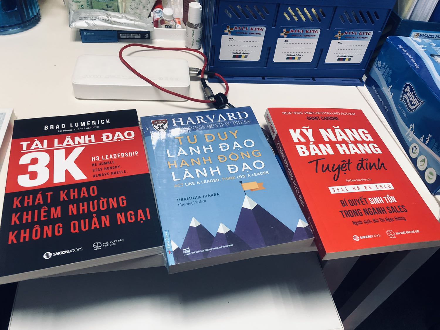 Sách đẹp mới cứng, giao nhanh, của tiki giao nên rất hài lòng, có điều mấy đợt sau này không thấy hoá đơn điện tử đính kèm trong đơn hàng đã giao như những lần đặt trước!