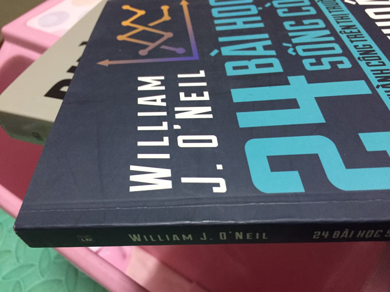 Sách bị xước, bẩn. Gáy sách vết gập hằn rõ cả 2 quyển.
Khuyến nghị shop nên ghi chú sách mới 50%
Cảm ơn!
