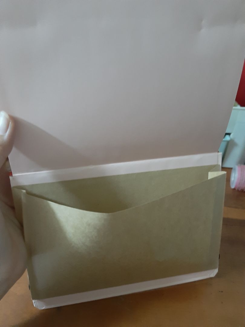 Sổ giống hình. Trang giấy rất đẹp và giày vừa đủ. Ở sau còn có cả một cái túi giấy vô cùng xinh xắn nữa. Bìa cũbg không bị nhăn hay cong. Mình cực kì hài lòng và thích sản phẩm này. ^^