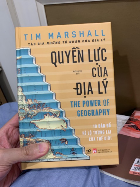 Trong số bộ ba tác phẩm của Tim Mashall được xuất bản ở VN bởi nhã nam. Đây là cuốn nặng ký nhất về trọng lượng, bìa sách được đóng chắc chắn và đẹp hơn 2 quyển trước. Chất giấy cũng khác. Rất hài lòng giá thanhg trên chất lượng sản phẩm.

Nội dung trên cả hấp dẫn, ông này có tư duy rất nhạy bén, đưa ra những góc nhìn và đánh giá theo mình là logic và gần sự thật, không mơ hồ. Sách đáng đọc, cả bộ 3 cuốn: Tù nhân địa lý, chia rẻ, quyền lực của địa lý