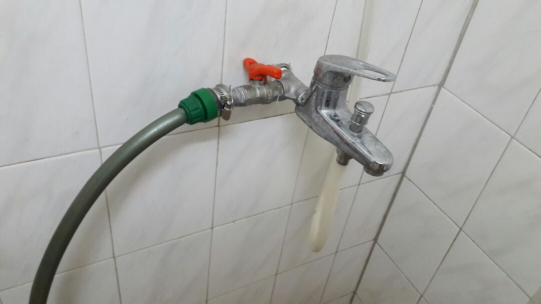 Hàng nhìn đẹp , giao hàng nhanh , phần nối với vòi nước thì tốt , kín ,chặt , tháo lắp thuận tiện , nhưng phần nối với ống nước không kín , không chặt được nên nước phun ra . Nhà sx cần xem lại phần này để kết nối kín hơn . Cần lắp thêm 1 đai khóa ở phần đó thì sẽ kín được .