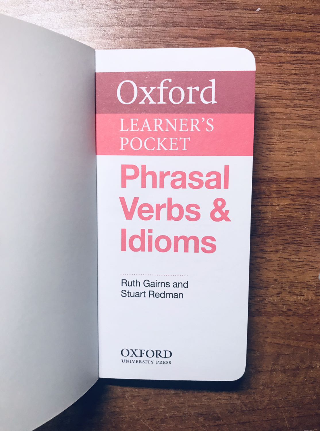 Sách nhỏ gọn, nhẹ đúng pocket… nhiều idioms hay, mực và màu in hịn.. nói chung là chất lượng đáng giá tiền