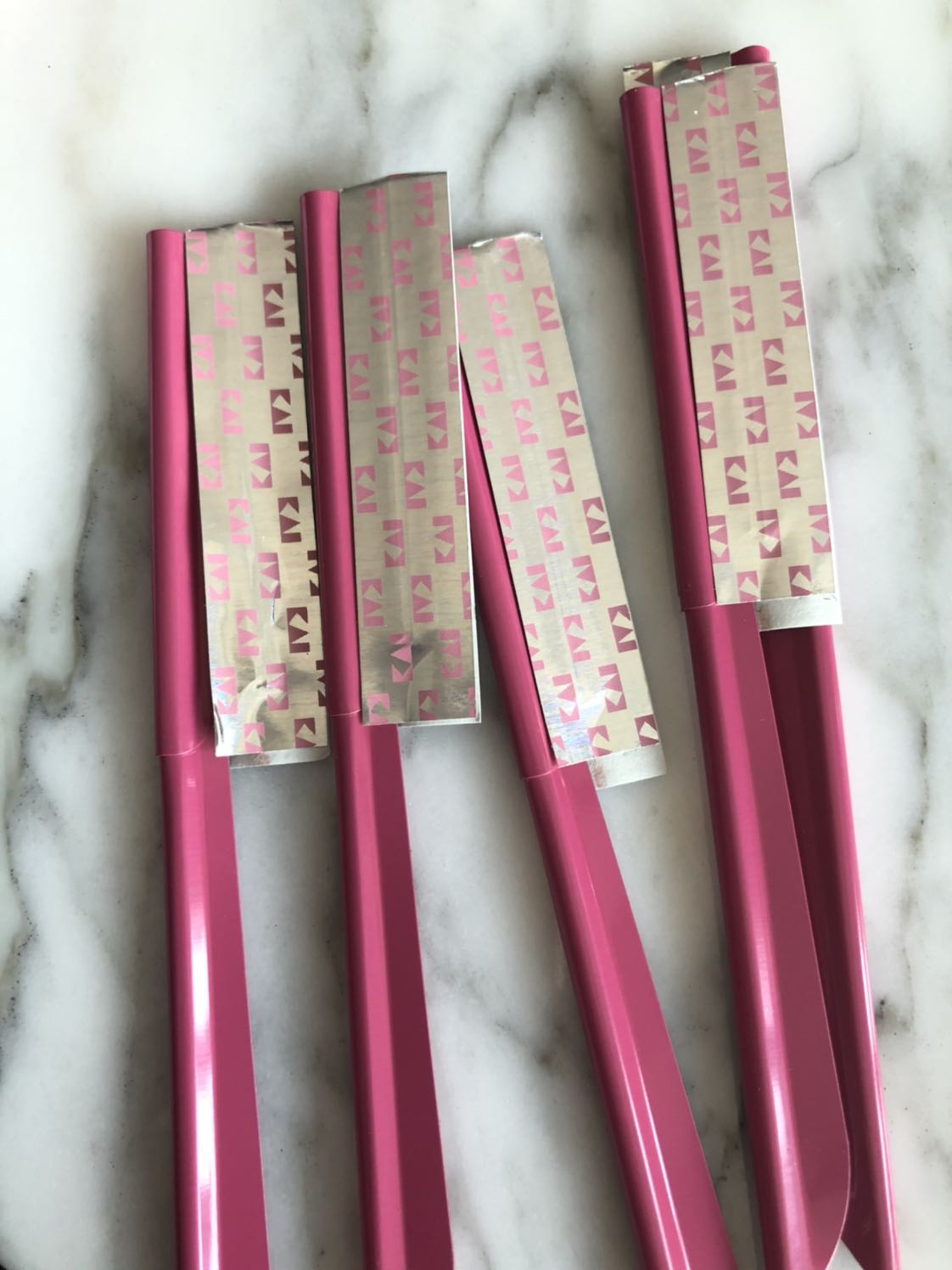 Quá thất vọng, dao k có nắp nhựa đậy như hình mà chỉ có miếng keo dán bọc lưỡi dao, có dao đã xài rồi còn dính lông trên lưỡi, m muốn trả hàng