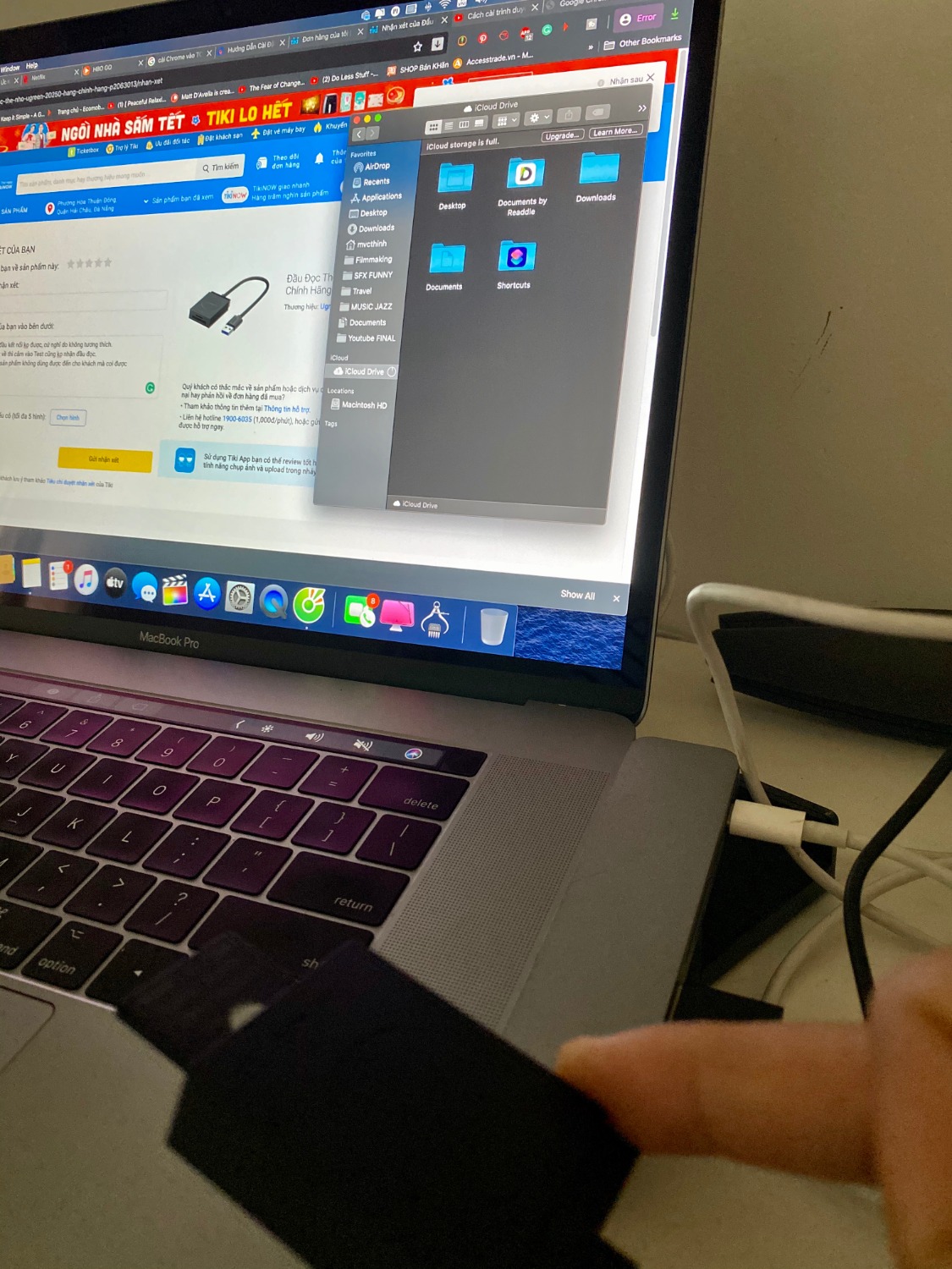 Mình dùng Ipad mới đầu kết nối ko được, cứ nghĩ do không tương thích.
Sau khi sửa macbook về thì cắm vào *** cũng ko nhận đầu đọc.
Nghĩ sao lại ship một sản phẩm không dùng được đến cho khách mà coi được
Các bạn mua sản phẩm này nhớ *** cẩn thận