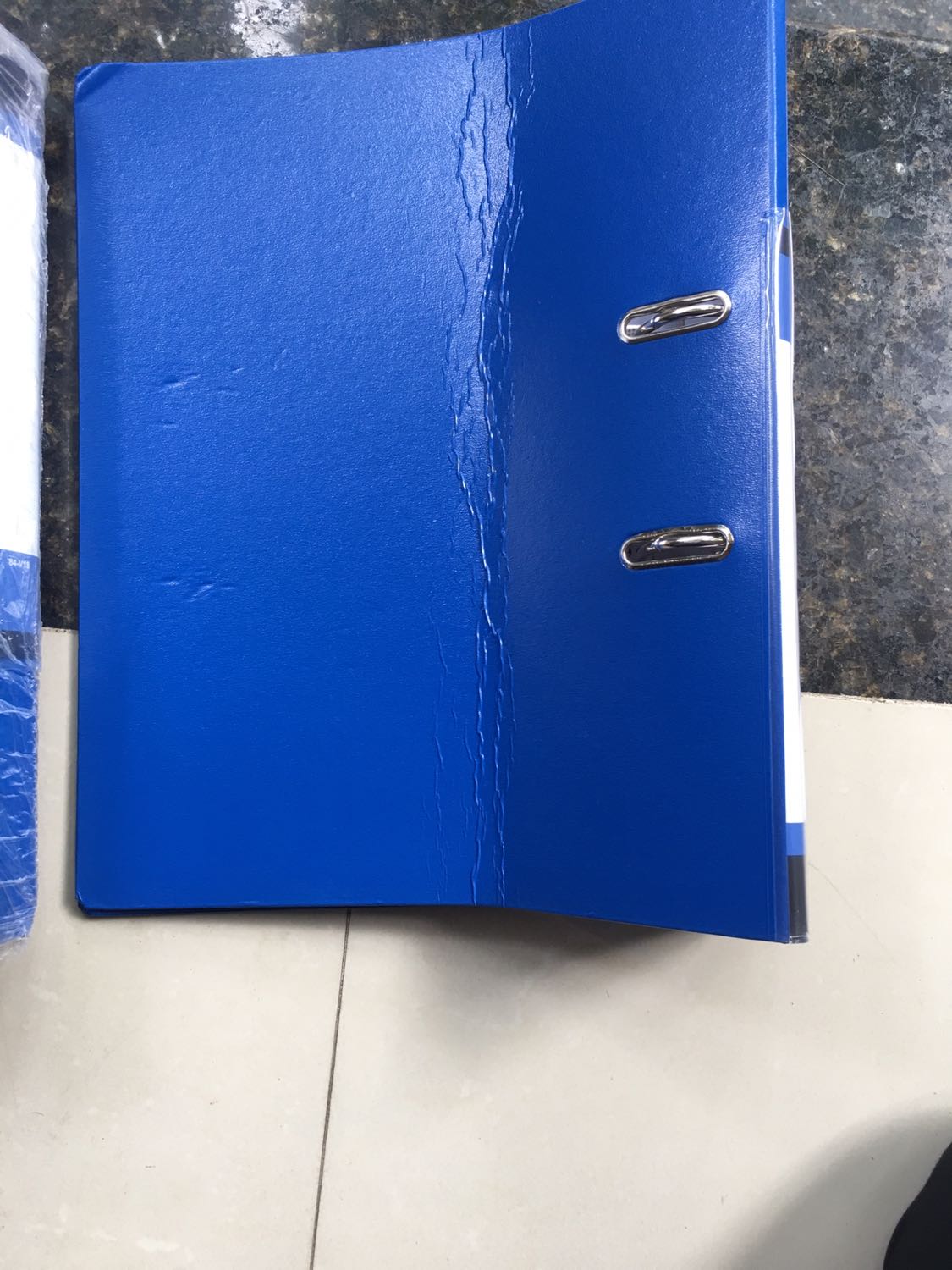 Đây là lần đầu tiên mua hàng bên Tiki mà sản phẩm mà bị lỗi. Không biết tại sao một sản phẩm bị lỗi nặng như vậy mà vẫn đóng gói giao cho khách. Mình mua số lượng hai cái thì bị cả 2. 
Do sơ suất nhờ người nhà nhận hàng mà không kiểm tra. Với trước giờ hàng Tiki thường chất lượng như hình & mô tả. Mình cũng có đọc review của khách trước nên an tâm đặt mua. 
Hy vọng Tiki Trading - đơn vị cung cấp xem xét lại trường hợp này.