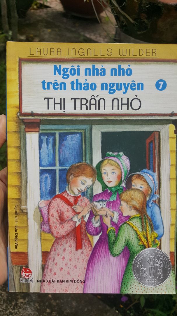 Về hình thức: Sách giao đến mình trong tình trạng hoàn hảo, được gói trong hộp có chèn xốp.
Về nội dung: Có vẻ như ở tập 7 này các cô gái đã trưởng thành lên rất nhiều. Mình thật sự rất ngạc nhiên trước sự chính chắn của Mary khi cô bé dám thừa nhân với Laura rằng lúc còn nhỏ, thay vì cố gắng để trở nên giỏi hơn thì Mary lại dành thời gian chỉ để thể hiện rằng cô ấy giỏi như thế nào :))) 
Đây là một bộ sách thiếu nhi vô cùng đánh đọc ạ!
