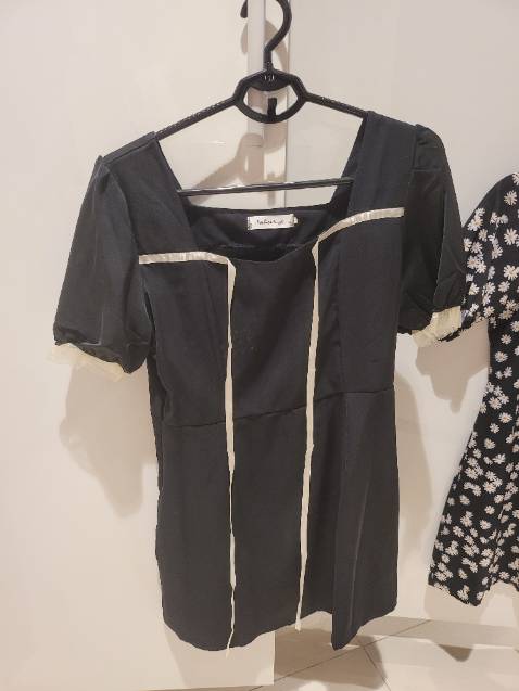 Mẫu váy đen này rất là xinh. Vải mịn và mát nhưng không bị mỏng. Viền trắng 1 số chỗ giúp ngưòi mặc nhìn xinh xắn trẻ trung. Kiểu dáng váy và màu sắc đẹp. Mặc vừa vặn tôn dáng người.