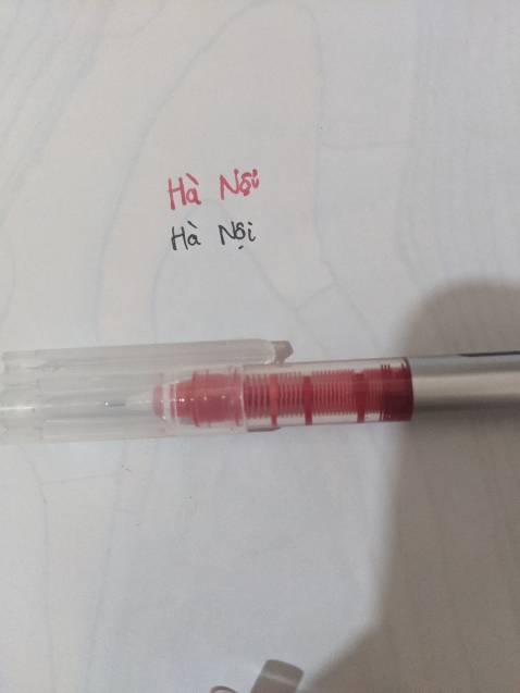 Lúc mua mình không để ý, giờ mới biết đây là bút ball point nên nét mực ra nhiều và dễ bị nhoè, còn lại mọi thứ ổn, giao hàng đúng hẹn.