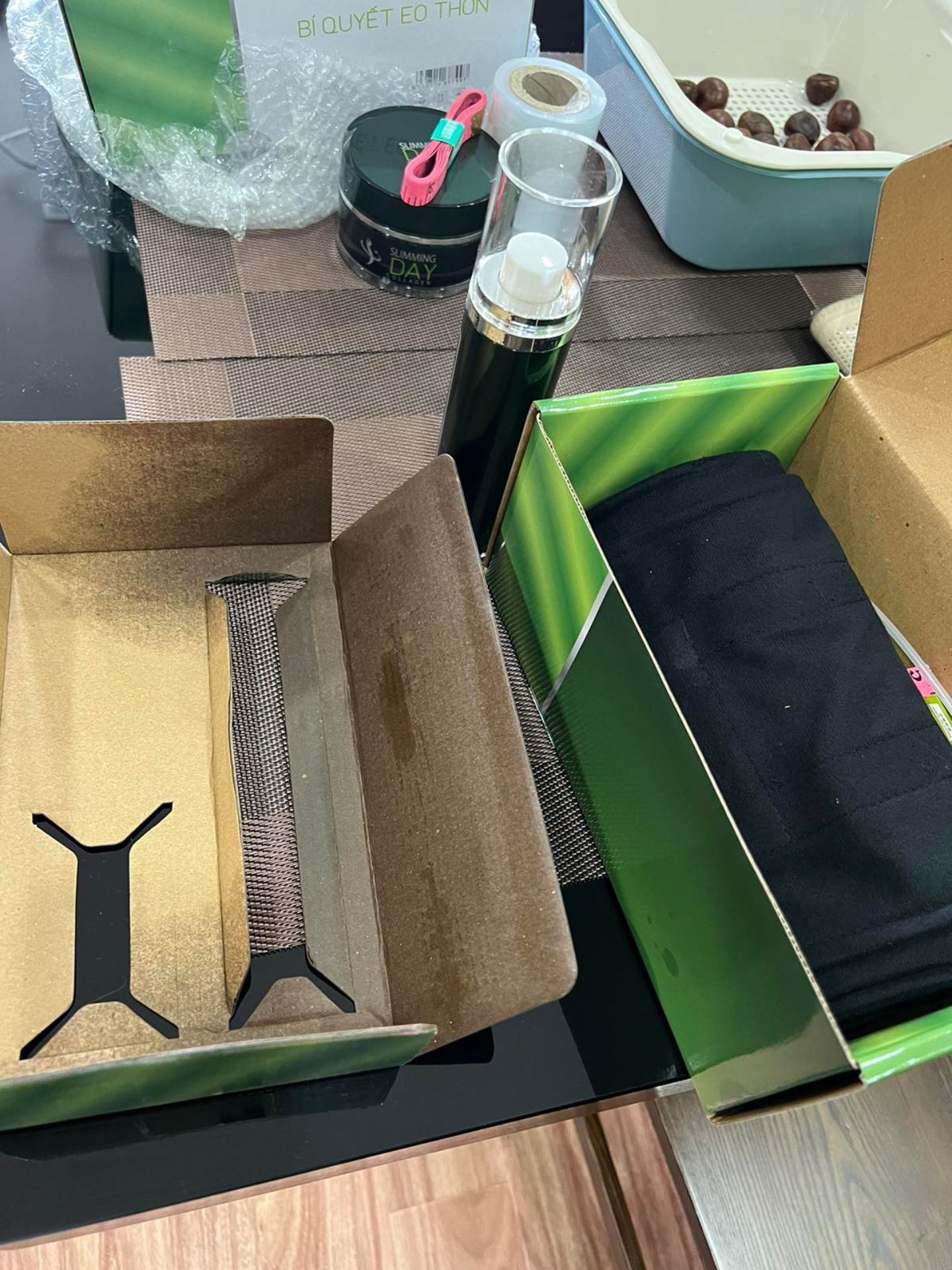 Không rõ do người bán hay do vận chuyển nhưng khi nhận, chai tinh dầu bị đổ hết ra hộp, ướt cả đai điện...giờ phải chờ đổi trả, không biết đến bao giờ. Dùng tiki now nhanh giờ lại hóa chậm. Bực ghê!