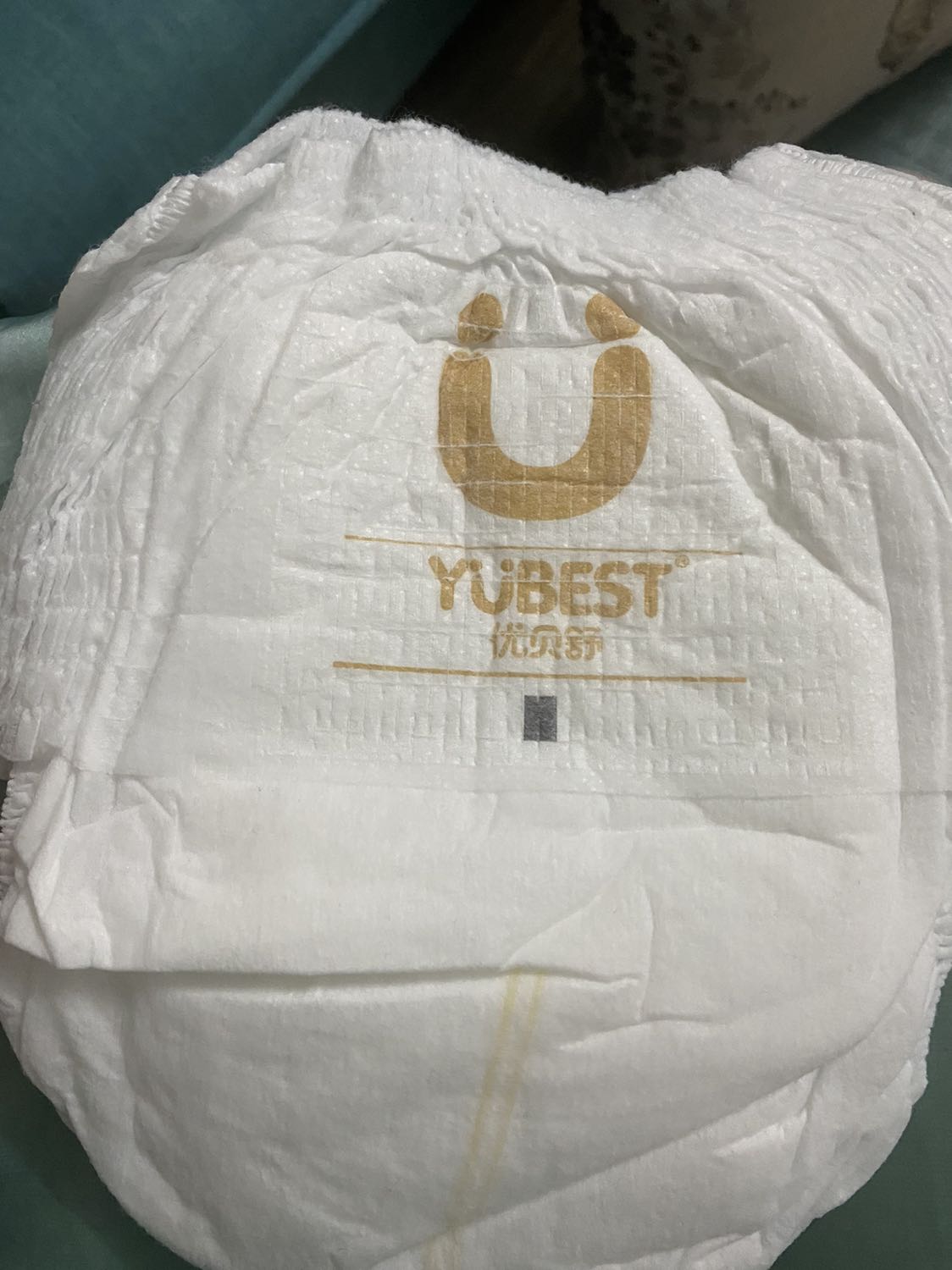 Bỉm quần form hơi rộng, hình thức hơi xấu, xấu hơn bỉm dán. Chất lượng giống Yubes Angel, thấm hút bình thường nên mọi người có thể cân nhắc mua Yubes Angel cho rẻ. Mình mua tạm chắc 1 gói thôi chắc vẫn trung thành với Goldgi