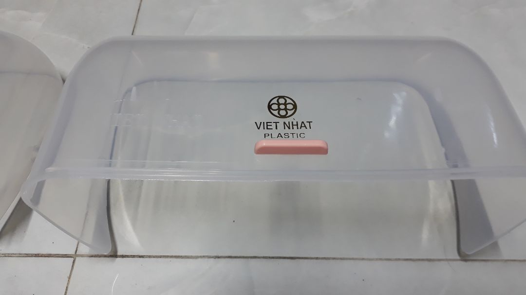 Khay úp khá phù hợp với mức giá, nhưng không hiểu do lúc lưu kho hay do vận chuyển, mà phần nắp đã bị móp méo, giờ khó mà lắp và sử dụng được.