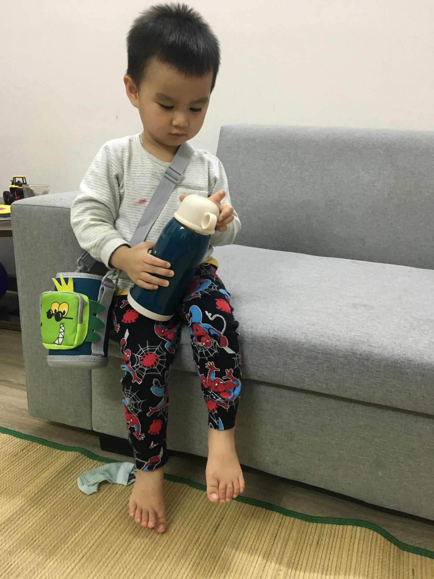 Cảm nhận đầu tiên khi cầm trên tay bình giữ nhiệt này rất thích, rất chắc chắn và đáng yêu nữa, mình còn thích huống gì trẻ con. Lõi inox 304 đúng xịn sò thật, sáng bóng, giữ nhiệt tốt. Mình thử đổ nước gần 10h tiếng kiểm tra nước ra vẫn nóng lắm.
Có thêm túi đeo vai rất tiện khi đi chơi cho bé nhà mình.
Mua về mà ông con chơi đến khi lúc ngủ cũng nằm ôm bình luôn.hihi. Sản phẩm ok mọi người nhé. Thanks nhà bán HDC Home và tiki.