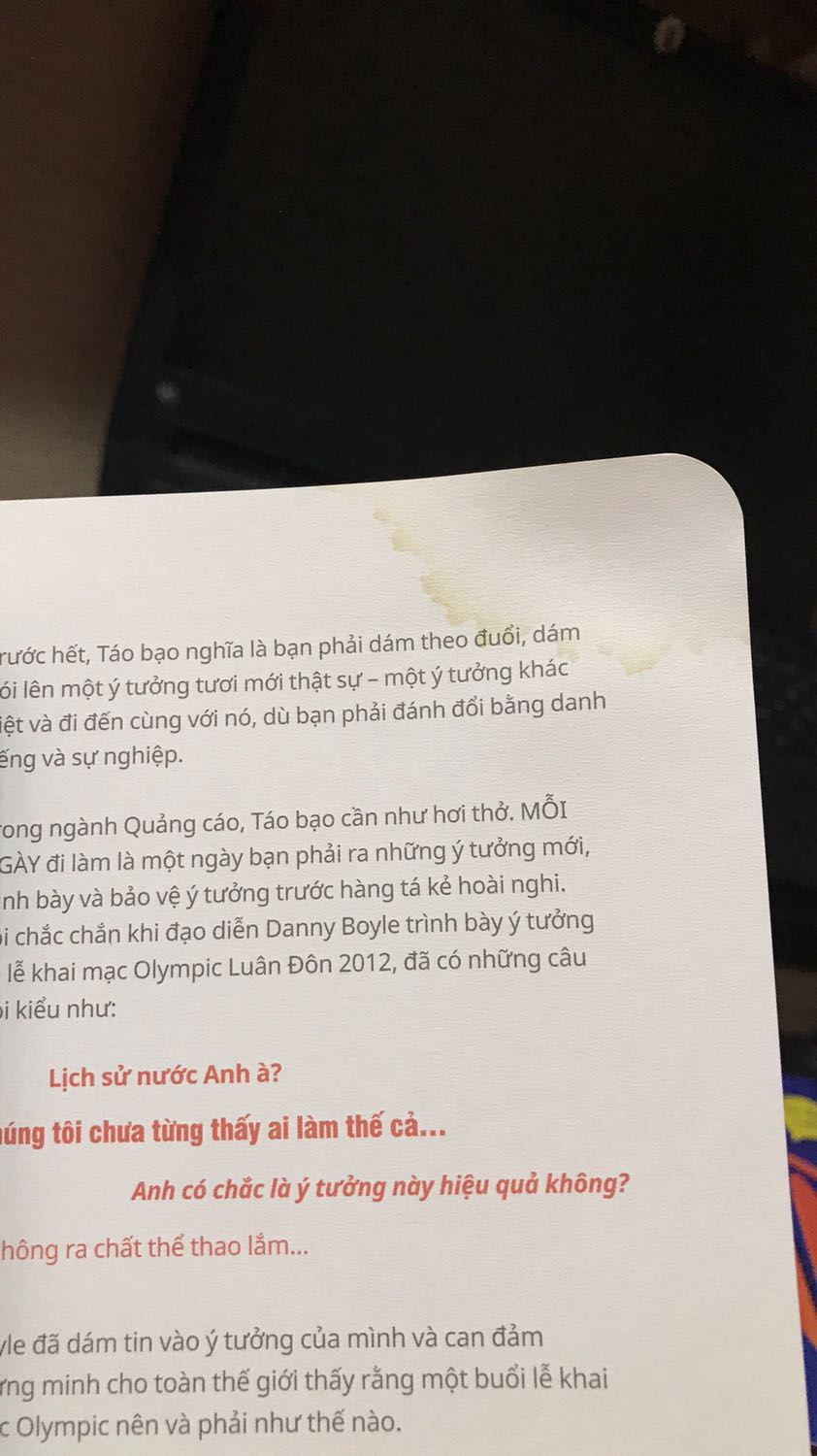 Sách về tay mình với tình trạng khá tệ, chả hiểu sao hộp gói ko ướt nhưng sách mình thì ướt, thế là giấy cong vòng lên. Vết nước tạo thành vệt ố vàng luôn. Thất vọng, nhưng dù sao cũng dịch dã, với hà nội mưa mấy hôm vừa rồi nên thôi cứ để 4 sao
