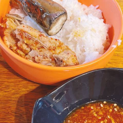 Bát đẹp lắm luôn, dày, nặng, màu đẹp, đúng như mình mong đợi. Shop gói hàng kĩ vô cùng, 2 lớp bìa cứng rồi 2 lớp nilong bong bóng quấn mấy vòng nữa, ở ngoài còn có cảnh báo hàng dễ vỡ. Chất lượng xứng đáng với giá tiền, mọi người nên mua.