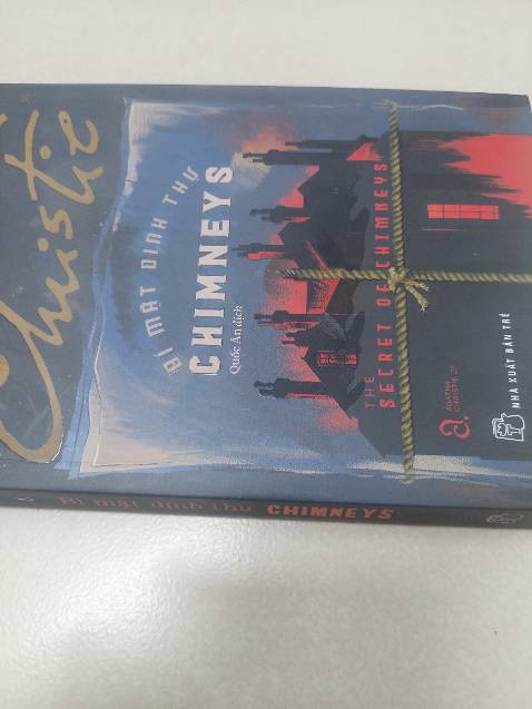 Không cần quí ông Hercule Poirot hài hước hay bà Marple hóm hỉnh, cách thức kể chuyện của  Agatha Christie đem đến cho người đọc không chỉ những bất ngờ thú vị mà cả những phút giây thư giãn.