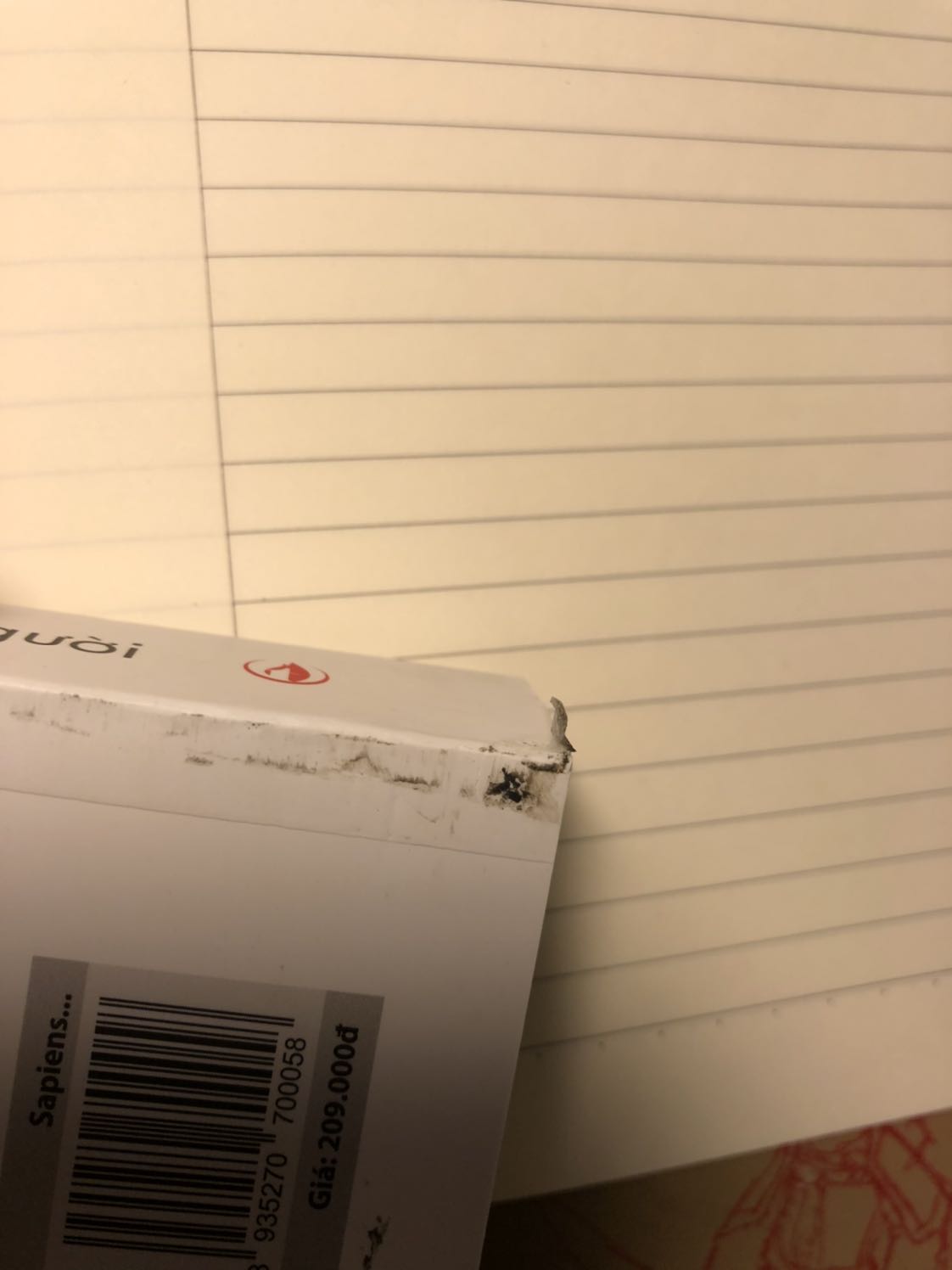 Mua sách nguyên seal mà bẩn thế này đây ạ. Quá buồn và bực khi nhận được sách như thế này