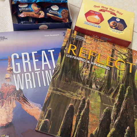 Shop đóng gói chỉn chu, sách có kèm code spark, được tặng bánh nữa nè.