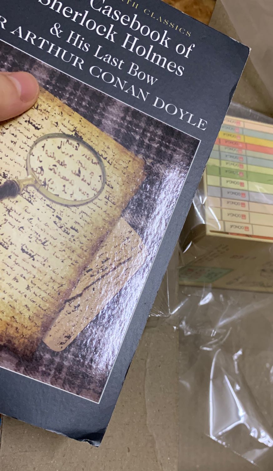 Bìa sách bị quăn và các trang sách bị dập nát