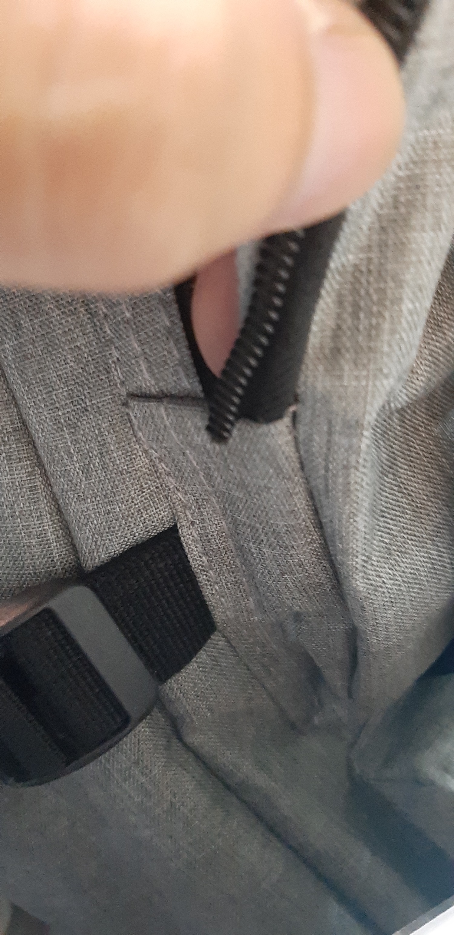 Hàng được giao đúng hạn. Dùng khá ổn, mẫu mã rất đẹp, như miêu tả,tuy nhiên mới vài ngày thì răng của dây kéo bị bung chỉ