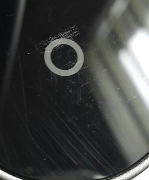 Sản phẩm hàng chính hãng Baseus mọi thứ đều tốt ngoại trừ rất nhiều vết trầy sướt (xem hình và clip đính kèm) hiện diện trên bề mặt kính của bảng điều khiển bằng cảm ứng để tắt mở đèn giống như hàng trưng bày hoặc đã qua sử dụng.