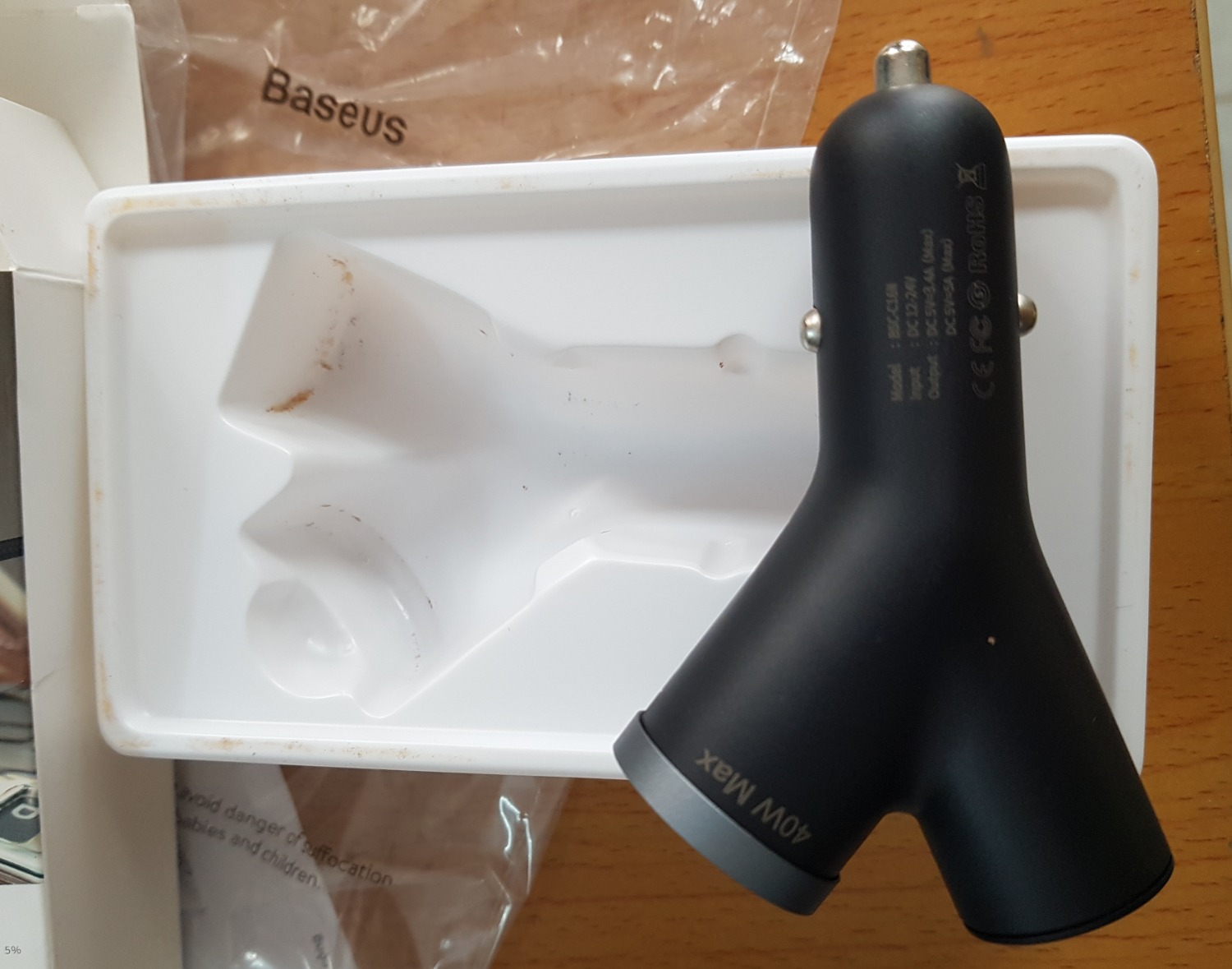 Hàng tạm được, không vừa ý. 
Bao bì dơ. 
Không có sạc nhanh ở cả 2 cổng USB (trong cùng điều kiện máy đt và cáp sạc thì củ sạc khác sạc nhanh được). 
Đầu cắm vô tẩu sạc trơn tuột không chắc chắn, thỉnh thoảng bị tuột ra một chút ra gây mất điện cổng USB.