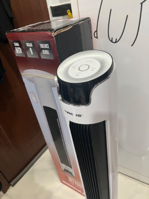 Mình thấy quạt rất đẹp, chân đế cũng chắc chắn. Xem một số review thấy chê quạt yếu không mát. Mình mở mấy mức cao quạt lạnh nổi da gà lên luôn ấy chứ.