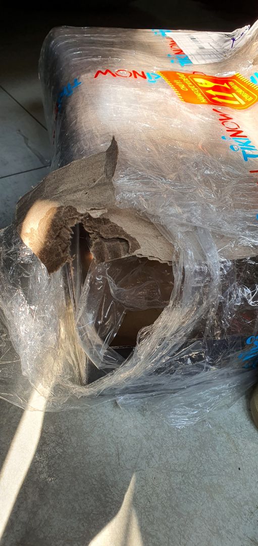 giao bia móp méo thế này, bị lủng chảy nước. hết biết nói sao?!! giao bia móp méo thế này, bị lủng chảy nước. hết biết nói sao?!!