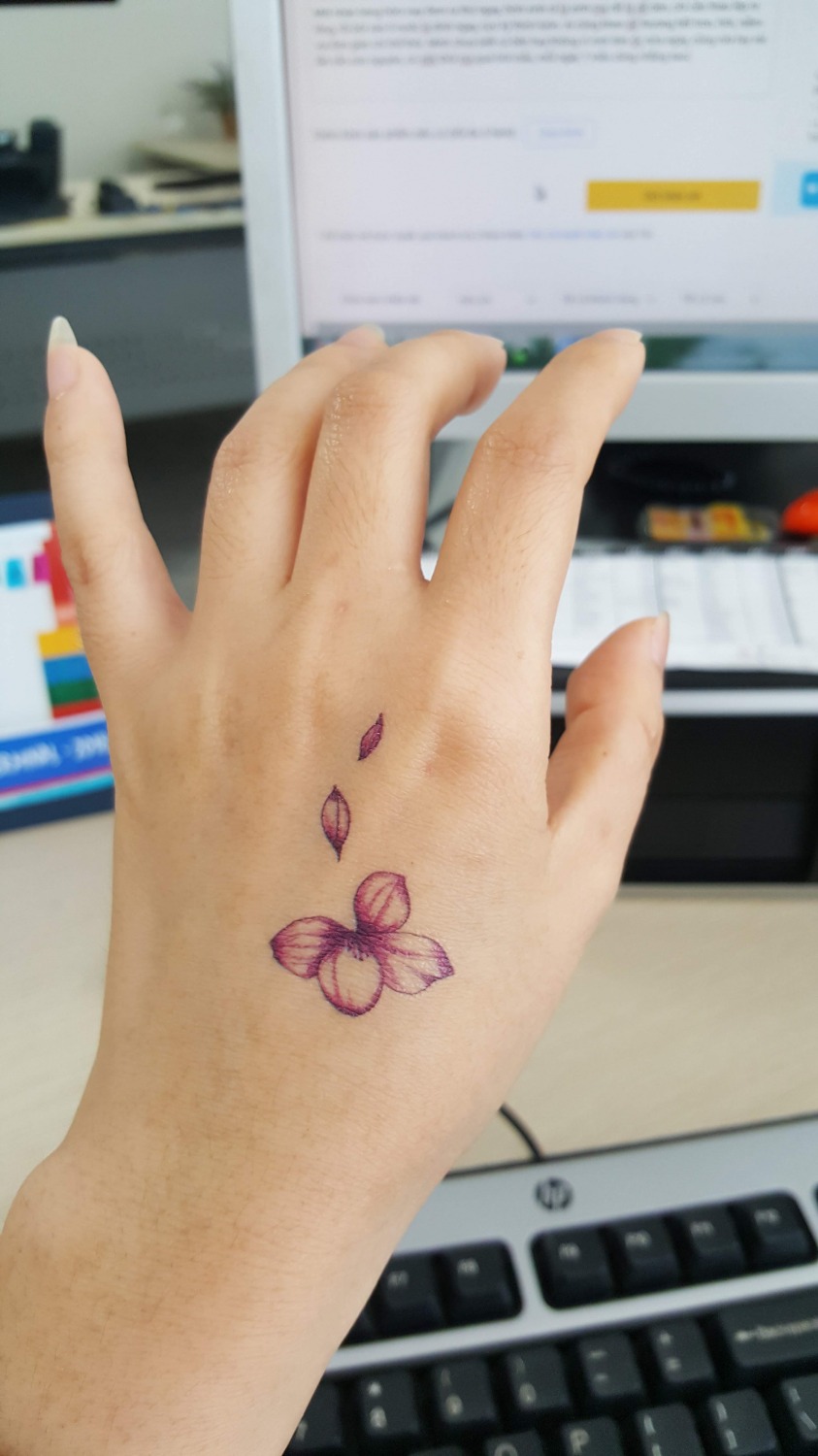 Mới nhận hàng hôm nay đem ra thử ngay, hình xinh ơi là xinh mà rất là dễ dán, chỉ cần tháo lớp ni lông, rồi bôi vào tí nước là dính ngay, cực kỳ thích luôn. Ai cũng khen dễ thương hết trơn, hihi, niềm vui đơn giản chỉ thế thôi. Mình chưa biết có bền hay không vì mới dán đc nửa ngày, cũng rửa tay vài lần vẫn còn nguyên, có 40k thôi mà quá trời mẫu, mỗi ngày 1 mẫu cũng rẻ chán, dán bao giờ cho hết. Mình đưa mấy chị đồng nghiệp dán ai cũng thích hết trơn :))