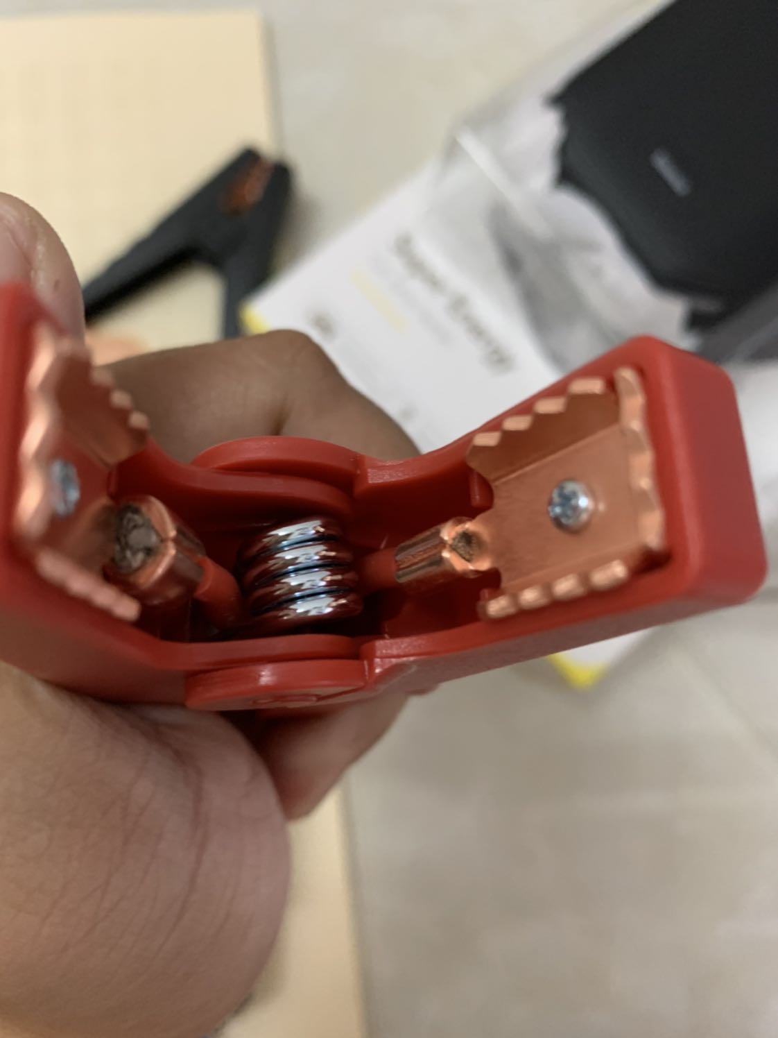 Cục pin thì thử rồi còn dây kích nổ như hình theo như mình thấy thì bé, không phải dây đồng không biết kích lên có đứt ko.