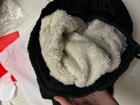 Quần dày dặn, vải đẹp, shop giao hàng nhanh. Lớp lông mềm, khá dày chứ không bị giả đâu nha mọi người. Lông này mặc mùa đông chắc ấm lắm. Mình mua cho bố mặc nên rất trẻ ông rất thích hehe. Mùi lúc đầu hơi nồng, khó chịu tí nhưng mn giặt qua nước đầu là hết nha. Nói chung là ưng lại còn săn được sale 9/9 nữa nên quá hời😅