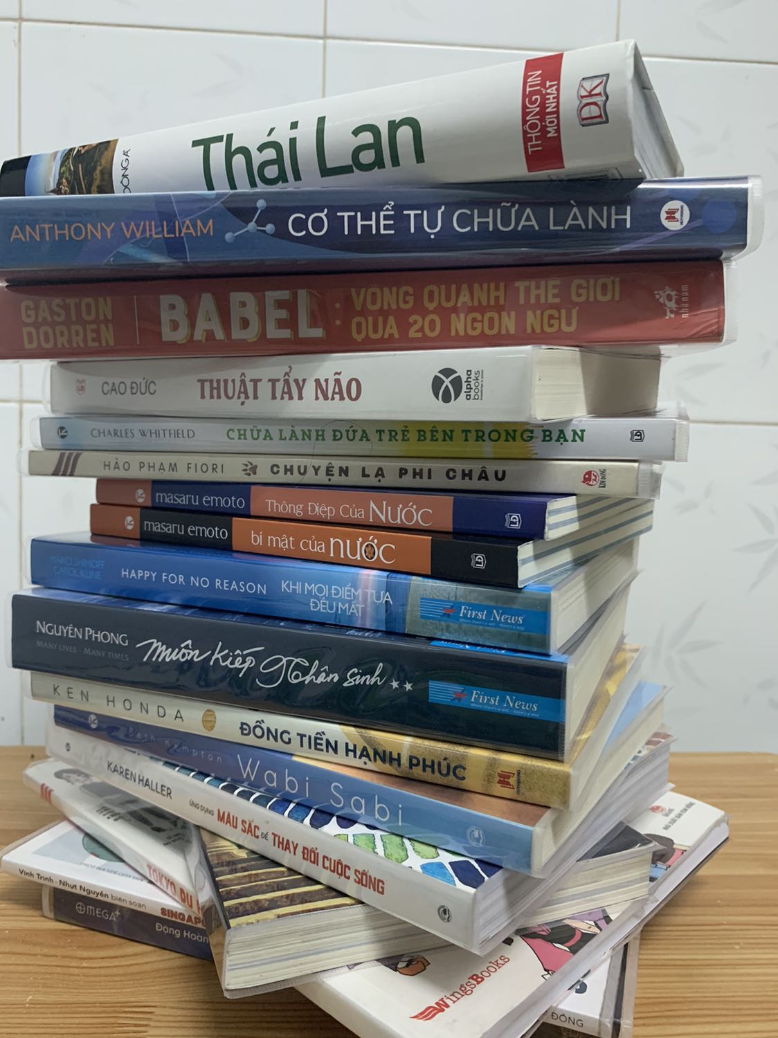 Sách giao hơi chậm xíu, đóng gói cẩn thận, mình thấy mọi người review nhiều nên cũng tò mò mua đọc thử.