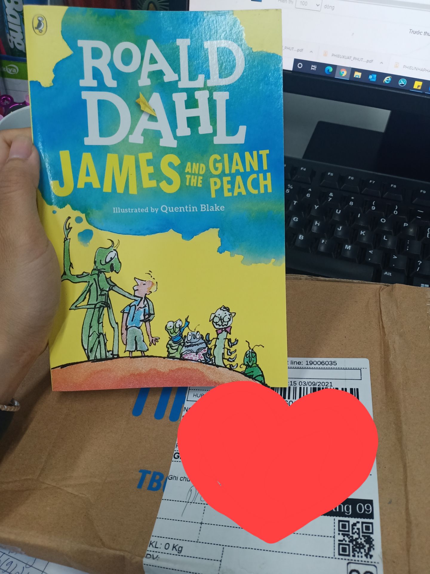 Dù trong time dịch nhưng sách vẫn được giao nhanh chóng.
Sách đẹp, chữ in rõ, giấy thì hơi mỏng 1 chút nhưng vẫn ok.