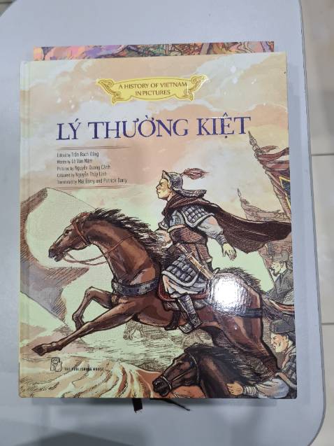 Nội dung khá sát với lịch sử, đọc dễ hiểu, màu khá đẹp