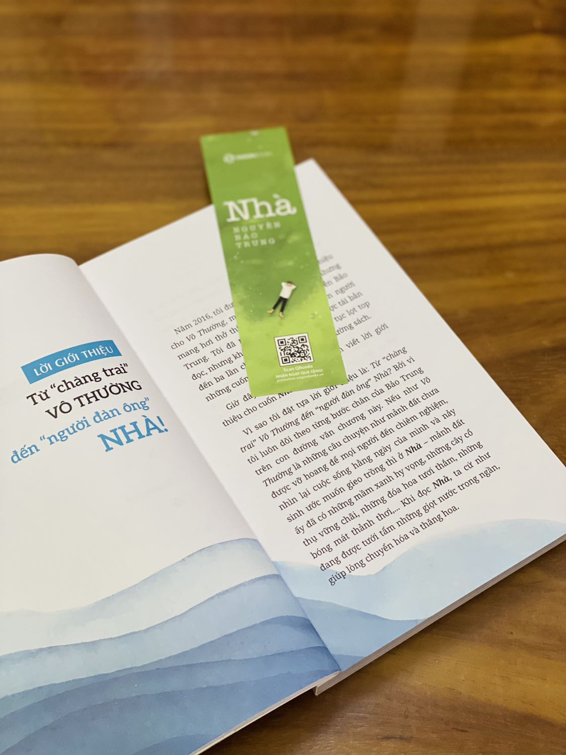 - Do mình đặt sách vào những ngày Sài gòn dịch căng thẳng nên Fahasa giao hàng bị trễ mất 3 ngày so với dự kiến. Tuy nhiên nhận thùng hàng đóng gói cẩn thận, sách được bọc chống sốc và màng mo phẳng phiu, không bị hư hại gì đáng kể nên mình rất vui và cực kì hài lòng. 
- Về mặt hình thức sách có bìa gập, khổ nhỏ, cầm vừa vặn; trình bày tốt, in màu toàn bộ và minh họa bằng ảnh phong cảnh (được chính tác giả chụp) khá đẹp. 
- Trong lúc bệnh dịch ngày càng trở nên phức tạp như thế này thì đọc Nhà thật sự là một liều thuốc cho trái tim. Hi vọng mọi người đọc xong Nhà sẽ mỉm cười với cuộc sống và nạp thêm nhiều năng lượng tích cực nhé.