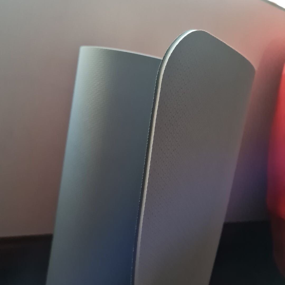 màu nhã nhặn, được tặng cái túi đựng và dây buộc yoga rất tiện
thảm dày, đàn hồi tốt, chống trượt khá tốt, dù mình tập các động tác khá là mạnh và nhanh
shop nhiệt tình tư vấn và chăm sóc chu đáo, chúc shop mua may bán tốt