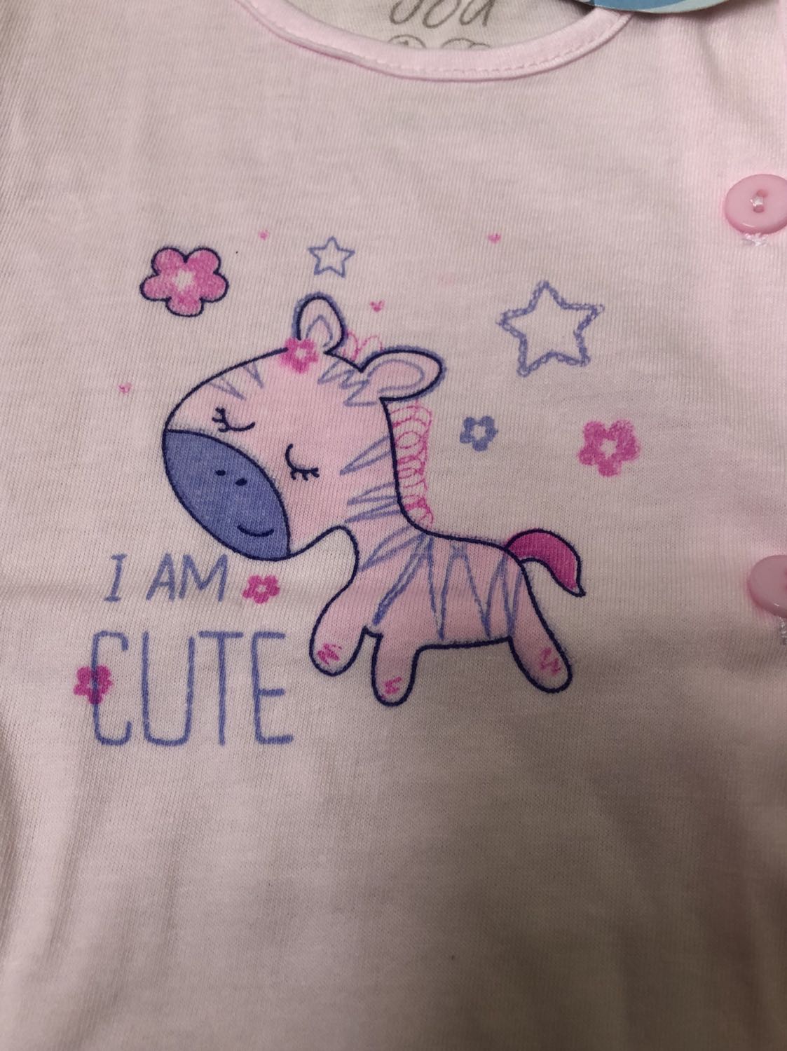 Màu sắc dễ thương. Vải mềm, mỏng, mát. Tuy nhiên mình lỡ mua sz 1 hơi bé. Các mẹ nên trừ hao 1 sz nha