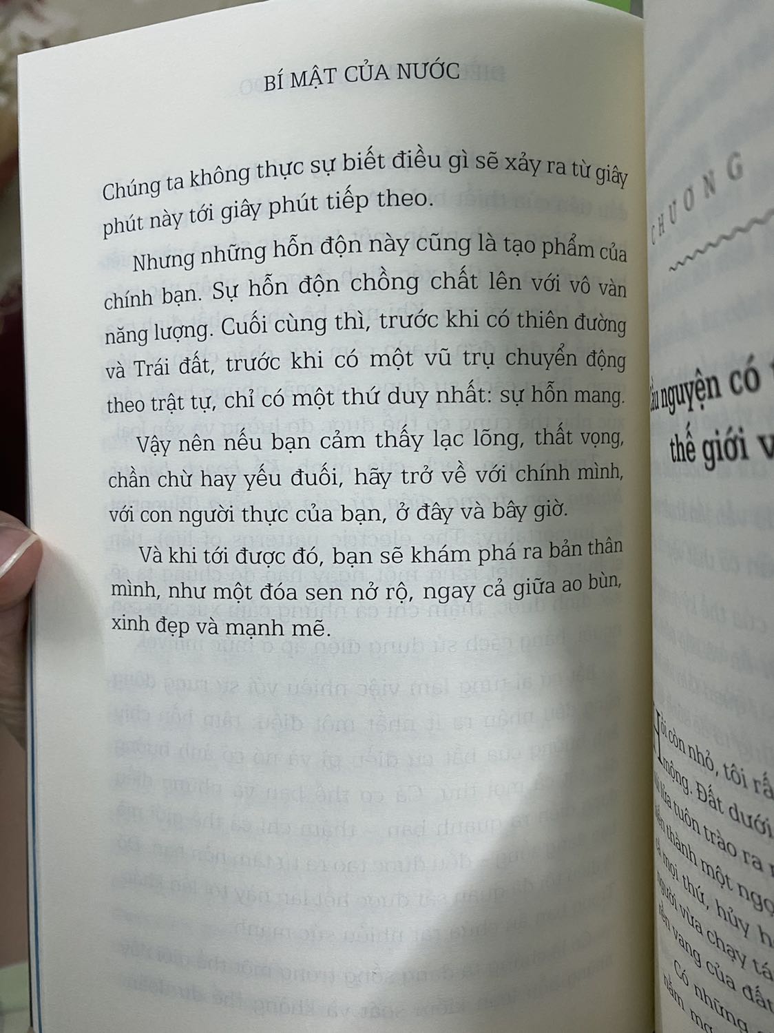 Sách chủ yếu bàn về tầm quan trọng của nước và có đính kèm hình chụp các tinh thể nước mà tác giả đã làm thí nghiệm. Tựu chung sau khi đọc bạn sẽ có cái nhìn mới về lịch sử hình thành của nước, nước chữa lành sức khoẻ và tâm hồn của con người như thế nào, tại sao chúng ta lại nên cầu nguyện.

Một cái nhìn mới khá hay của tác giả. Mình recommend các bạn đọc thử cuốn này vì một lý tưởng chung tay xây dựng cuộc sống hoà bình, xanh, sạch, đẹp ở Trái Đất ?